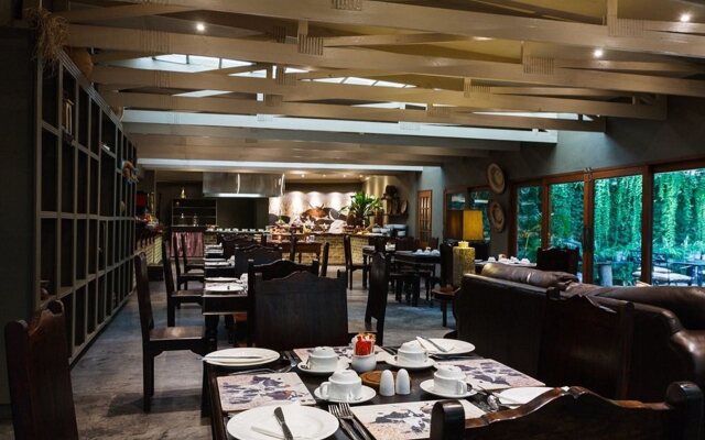 Shangri-La Country Hotel