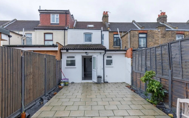 Spacious & Newly Renovated 4BD House East Ham!