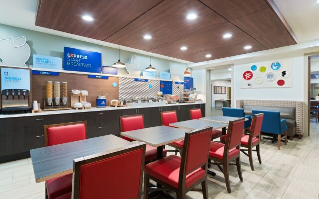 Holiday Inn Express & Suites Columbus Airport East, an IHG Hotel