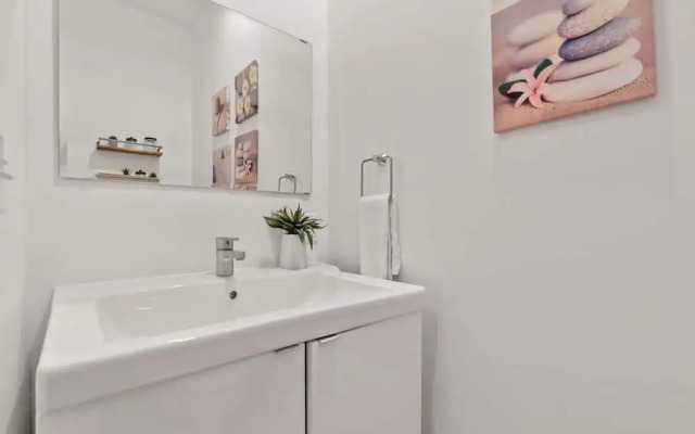 2BR Designer Condo East Downtown Austin