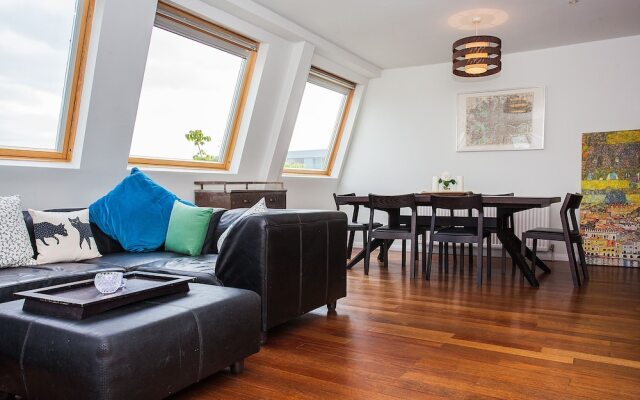 Spacious Top-Floor Flat With Stunning Roof Terrace