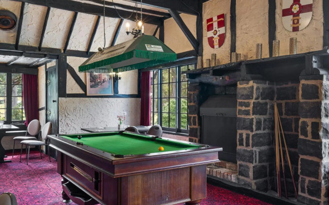 The Fox and Hounds Historic Hotel