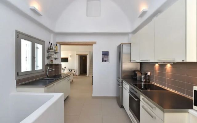 Exquisite villa for 10 with pool, helipad by VillaRentalsgr