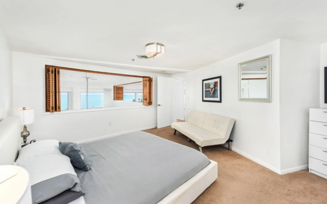 Private Residence at Castle Beach by LRMB