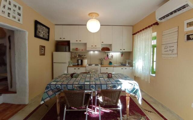 Kalderimi 'Olive Green' Traditional House