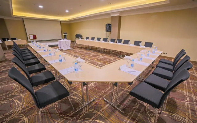 Golden Tulip Suites Breida Al Q