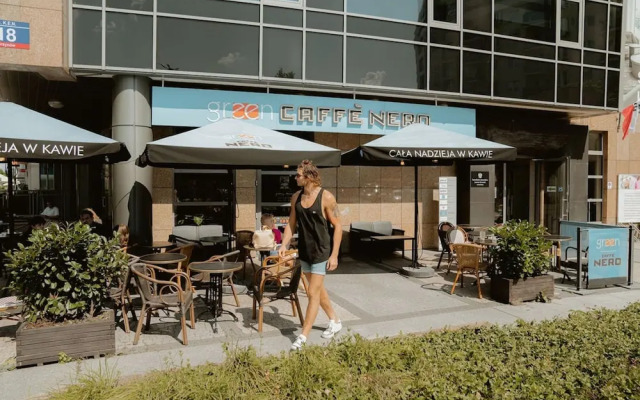 Chic Metro-side Apartment