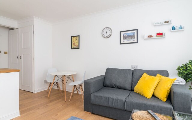 Bright Studio Flat, Amazing Location!