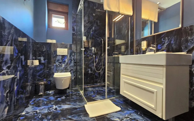 Royalis Suites