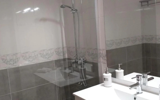 Pretty Sunny Guest Apartment