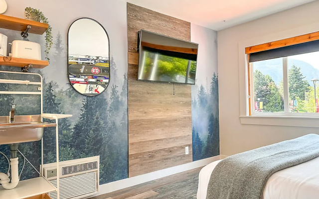 Crash Hotel Squamish