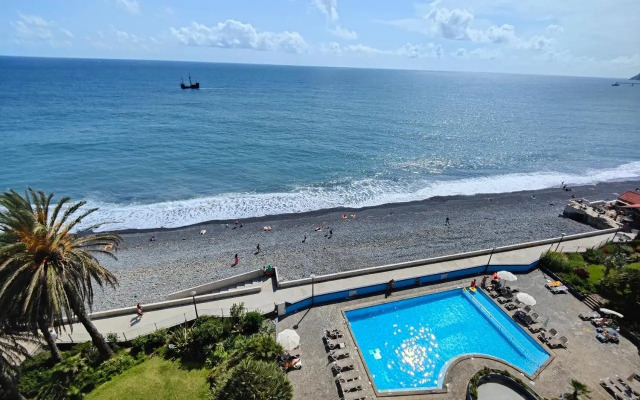 By the Beach & Pool Apartment