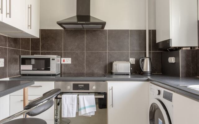 Bright 2 Bedroom Flat in Acton