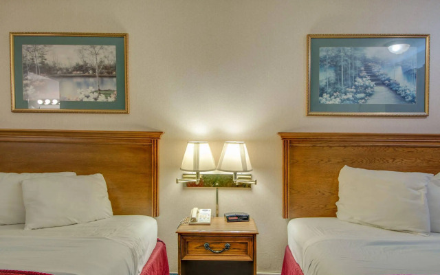 Bridgeway Inn & Suites