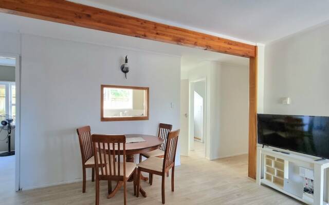 Lovely 2- Bedroom Unit with Free Parking