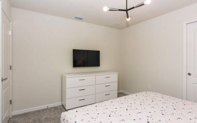 Beautiful Themed Vacation Home With Pool St5509