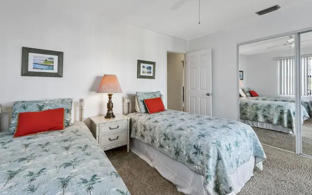 Beachview Condo 2 Bedroom Condo by RedAwning