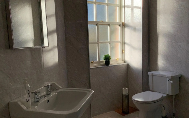 The Hopetoun Arms Hotel