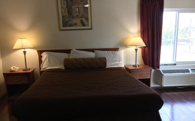 Riverside Inn & Suites