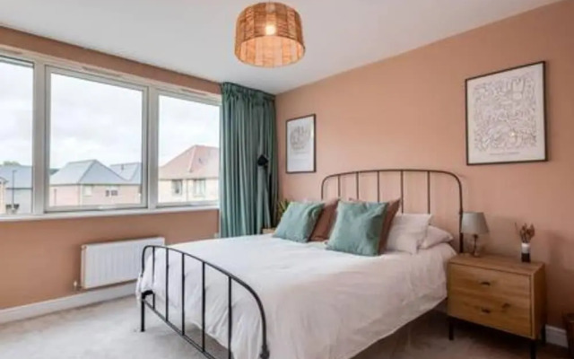 Family-friendly Getaway - Garden Parking Sleeps 7