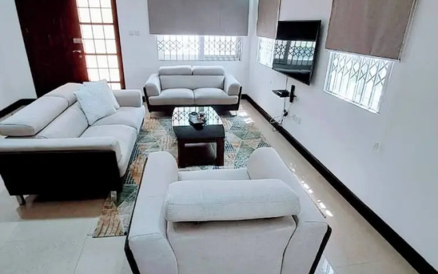 Stylish 3 Bedroom House Near Airport & Marina Mall