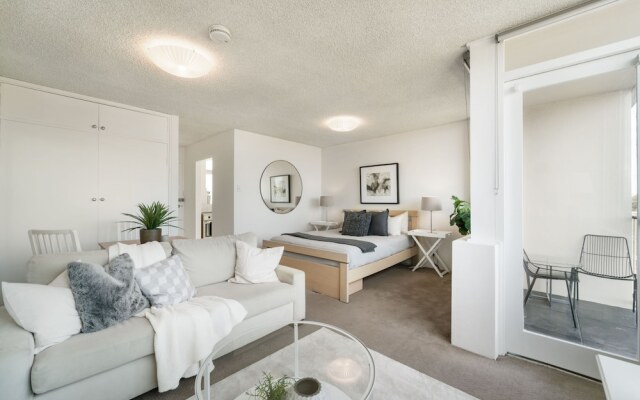 Bright And Sunny Studio Apartment