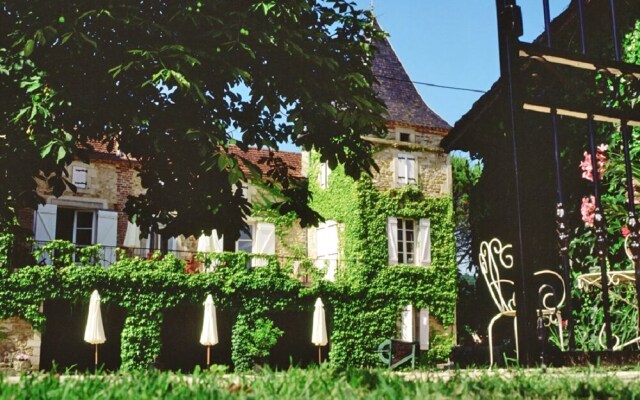 Holiday apartments at the courtyard of French château