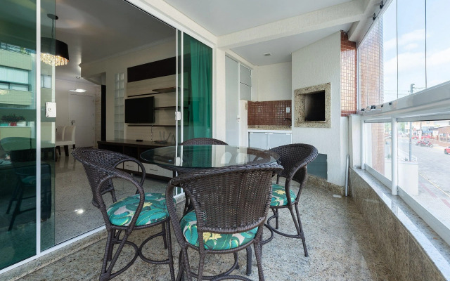 Apto c/ varanda a 160m da praia de Bombas COL102