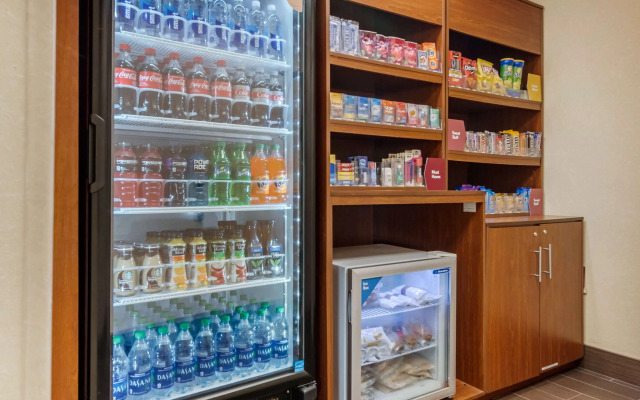 Comfort Suites Speedway - Kansas City