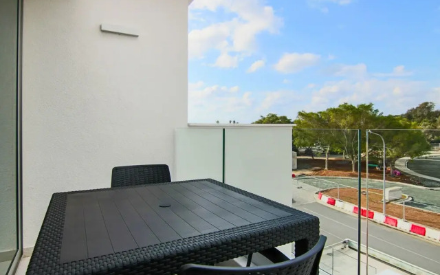 Phaedrus Living: Seaside Executive Flat Harbour 201