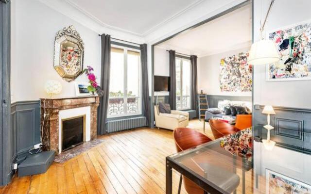 Large & Bright Apartment, Central Paris, Montmartre-Opéra, Picturesque Rue des Martyrs