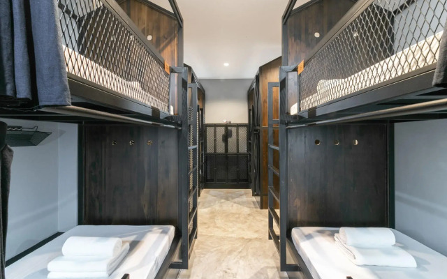 Castle Black Bangkok - Hostel