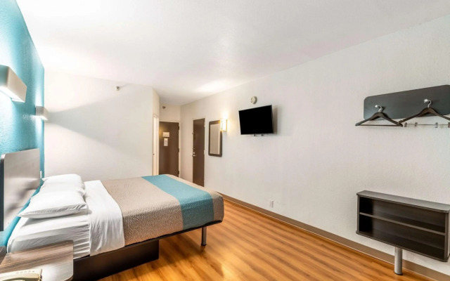 Motel 6 Lewisville, TX - Medical City