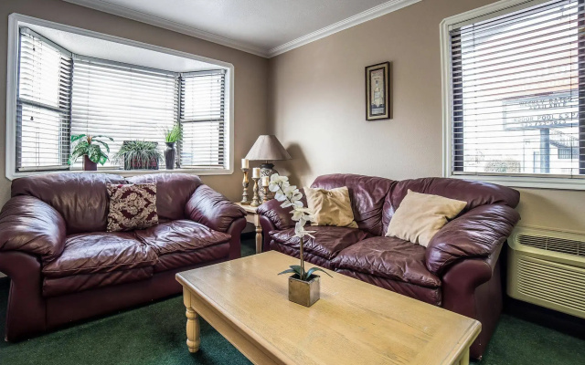 Econo Lodge Inn & Suites