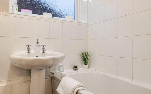Lovely 2 Bedroom Apartment With Fireplace
