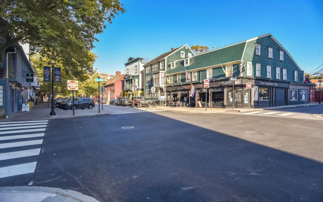 Walk to Bowen's Wharf: Condo in Dtwn Newport