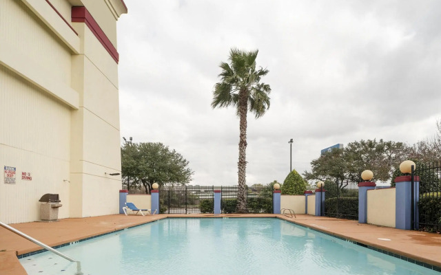 OYO Townhouse Houston Airport North