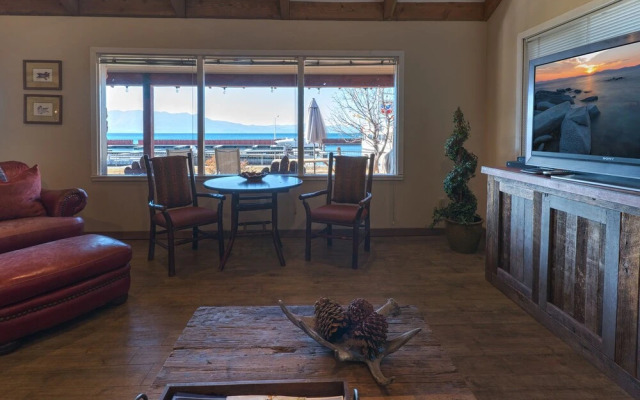 Lakefront Home, Private Hot Tub,marina..