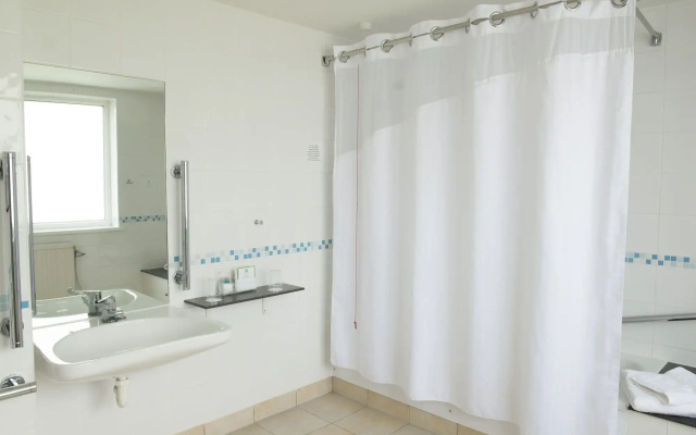 Holiday Inn Cardiff City Centre by IHG