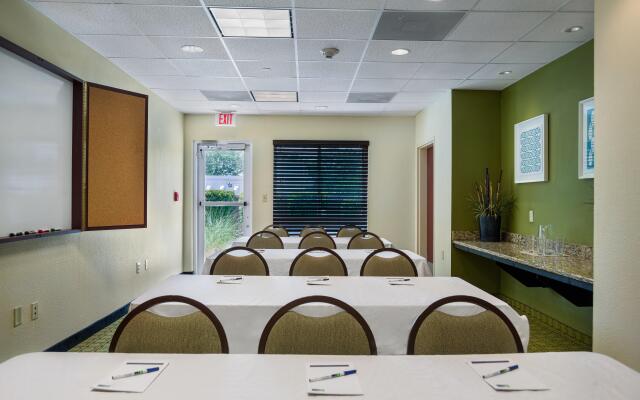 Holiday Inn Express and Suites Savannah - Midtown, an IHG Hotel