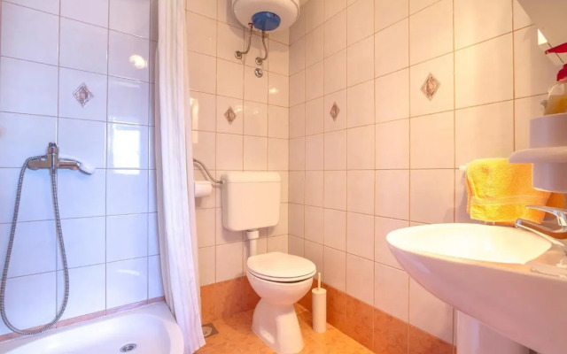 Apartments and rooms with WiFi Njivice, Krk - 5362