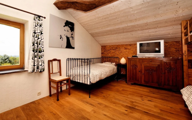 Forest-edge Stay, Burtonville