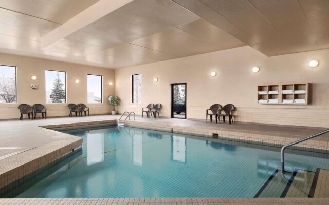 Emerald Hotel & Suites