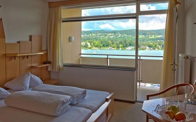Tennis & Yacht Hotel