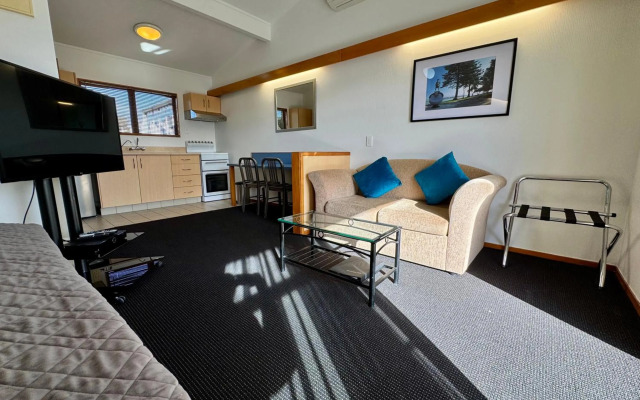 Teal Motor Lodge