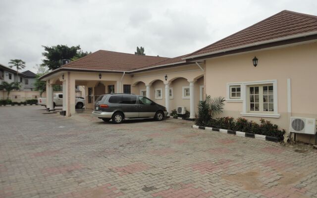 SDM Tavern and Suites