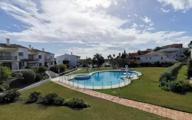 Refurbished 2-Bed Apartment in El Paraiso Alto