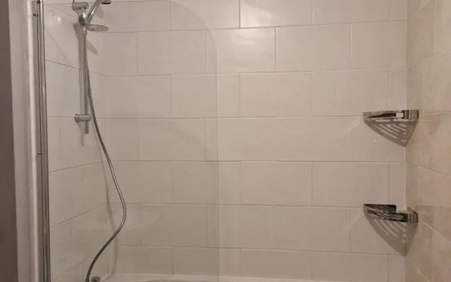 Stylish 2-bed Apartment - Sleeps 4, Parking & Wifi