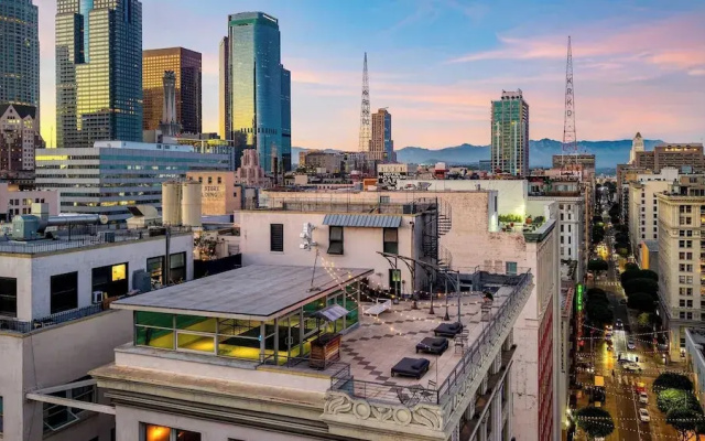 Skyline Lofts by Avantstay: a Multi-level Industrial-chic Retreat in Dtla With Rooftop Views, Soaring Ceilings & Steps to Dining, Music & Culture