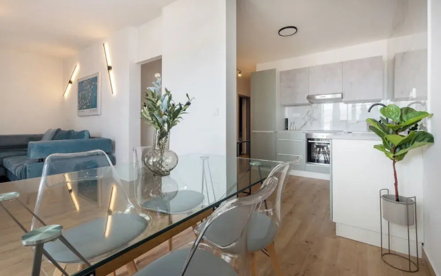 Modern apt With Balcony, 12 min Walk to the Beach